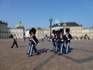 Königliche Wachablösung am Schloss Amalienburg. Foto: Klemens Grätz