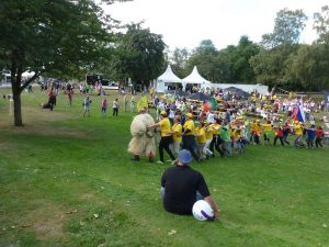 Mit einer Polonaise ging es über die Festwiese. Foto: Klemens Grätz