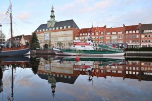 Hafen mit Rathaus im Hintergrund