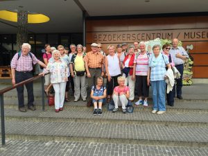 Wandergruppe vor dem Besucherzentrum/Museum, Foto: Margit Schneider