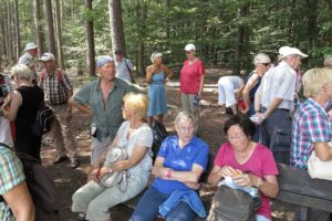 trotz Hitze macht sich die Wandergruppe auf den Weg