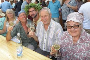 Fröhliche Wanderfreunde mit Bachus